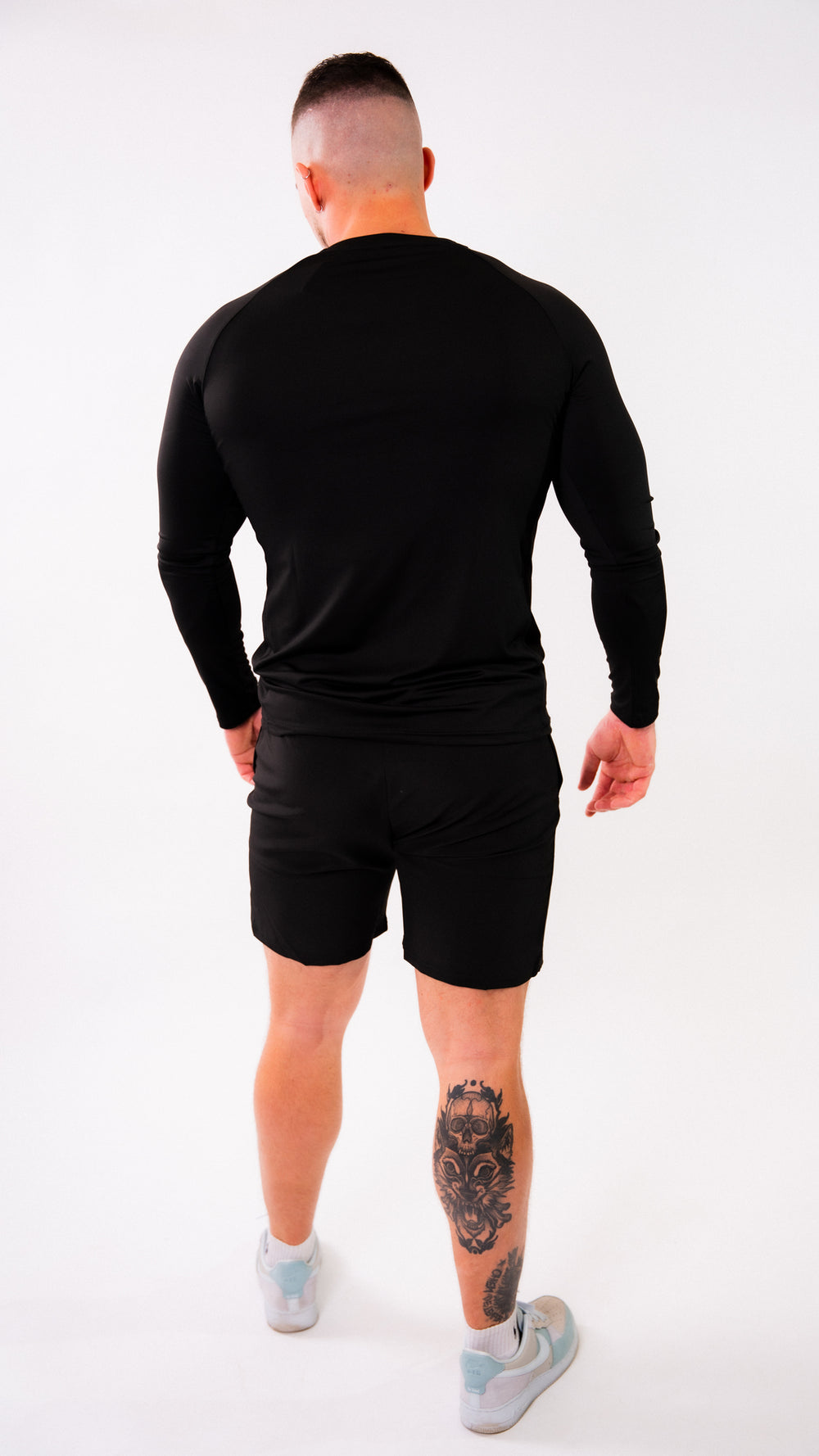 Bodybuilder Fort Avec Six Pack Abs Parfaits épaules Biceps Triceps Et